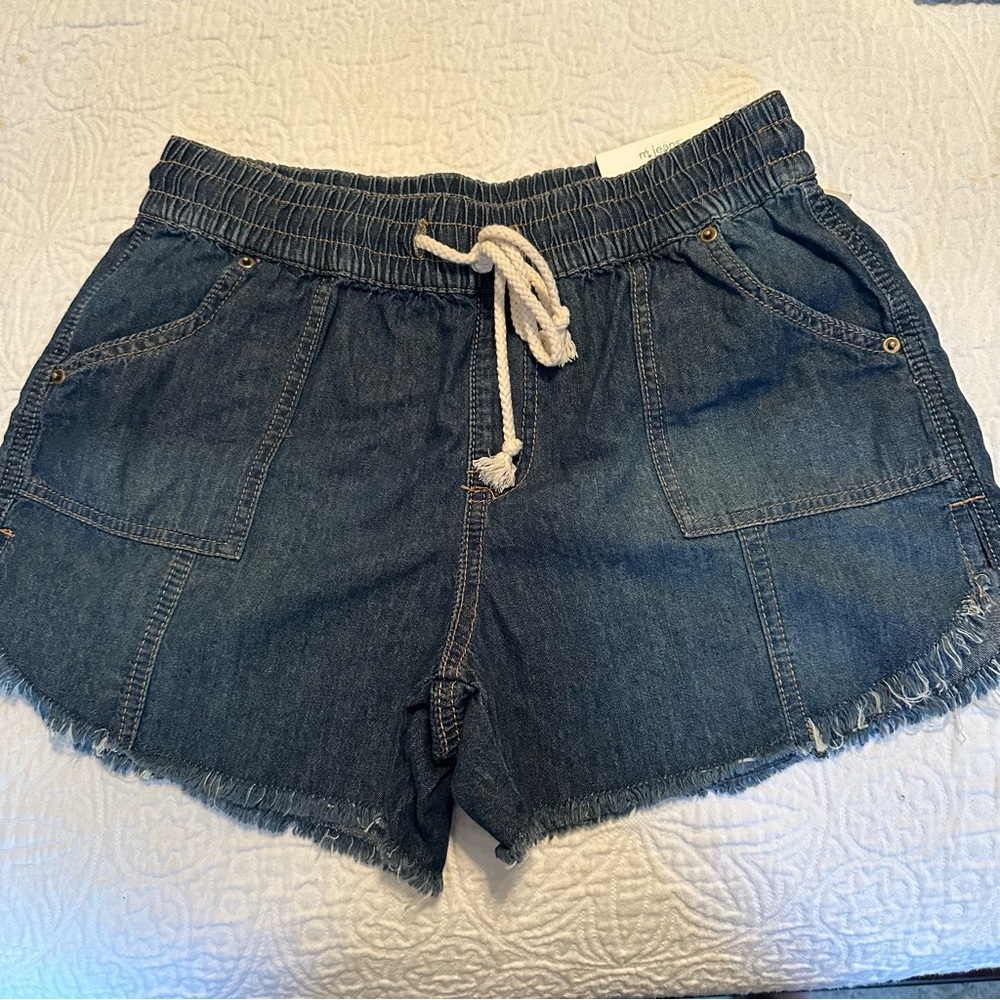 3.5” weekender size 8 high rise denim shorts with string